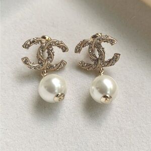 Beautiful & Rare - CHANEL Earrings S20